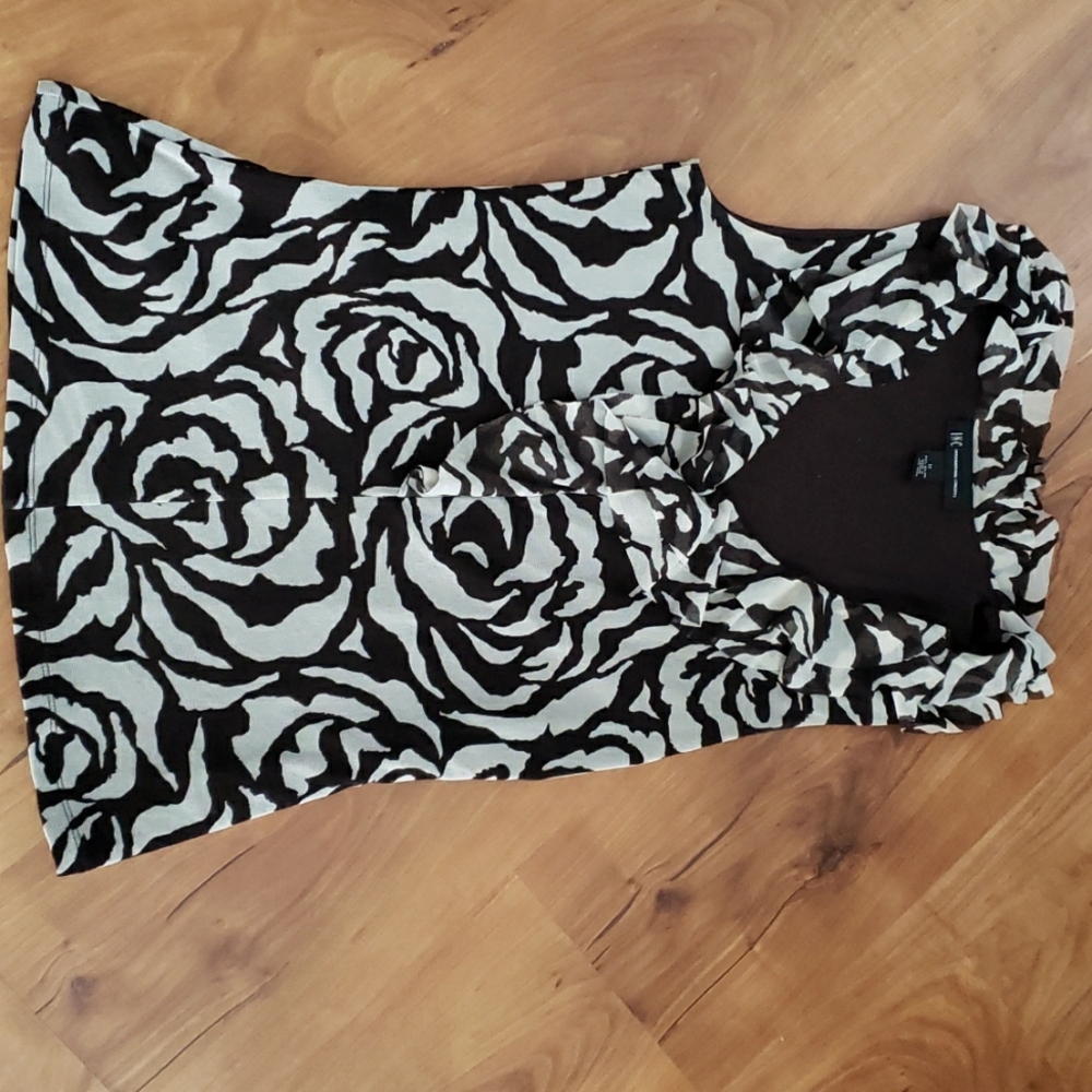 Ruffled edge no sleeve blouse
